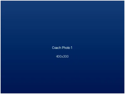 半岛体育前教练在战术板前讲解