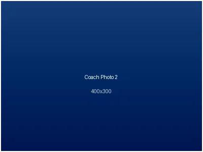 半岛体育前教练展示冠军奖杯照片